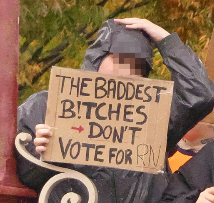 Pancarte « THE BADDEST B!TCHES DON'T VOTE FOR RN », Belfort (90), 17 octobre 2026