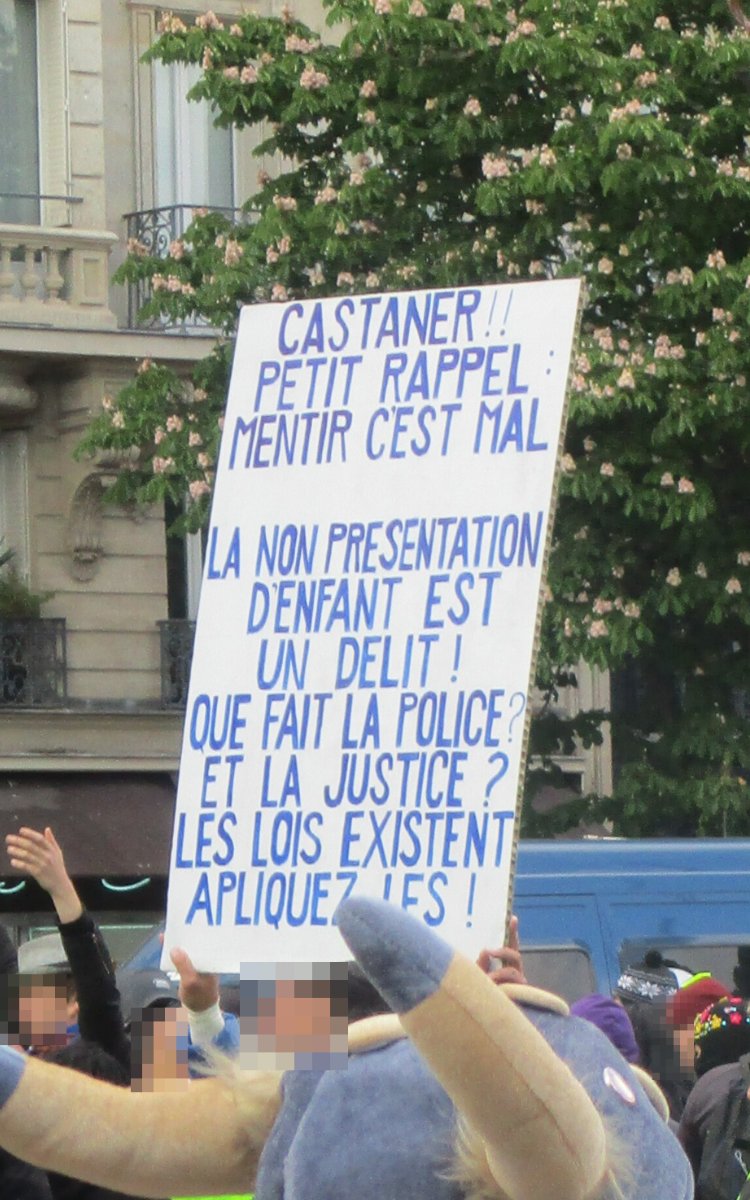 Pancarte « CASTANER !! PETIT RAPPEL : MENTIR C'EST MAL LA NON PRESENTATION D'ENFANT EST UN DELIT ! QUE FAIT LA POLICE ? ET LA JUST… », Paris (75), 4 mai 2019