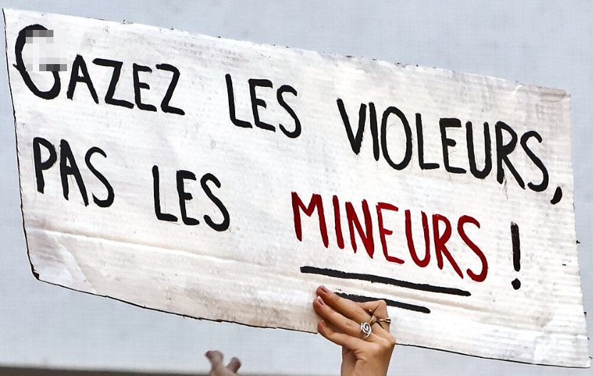 Pancarte « GAZEZ LES VIOLEURS, PAS LES MINEURS ! », Paris (75), 6 octobre 2026