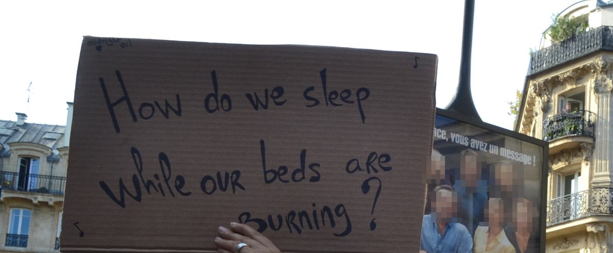 Pancarte « How do we sleep while our beds are burning? », Paris (75), 13 octobre 2018