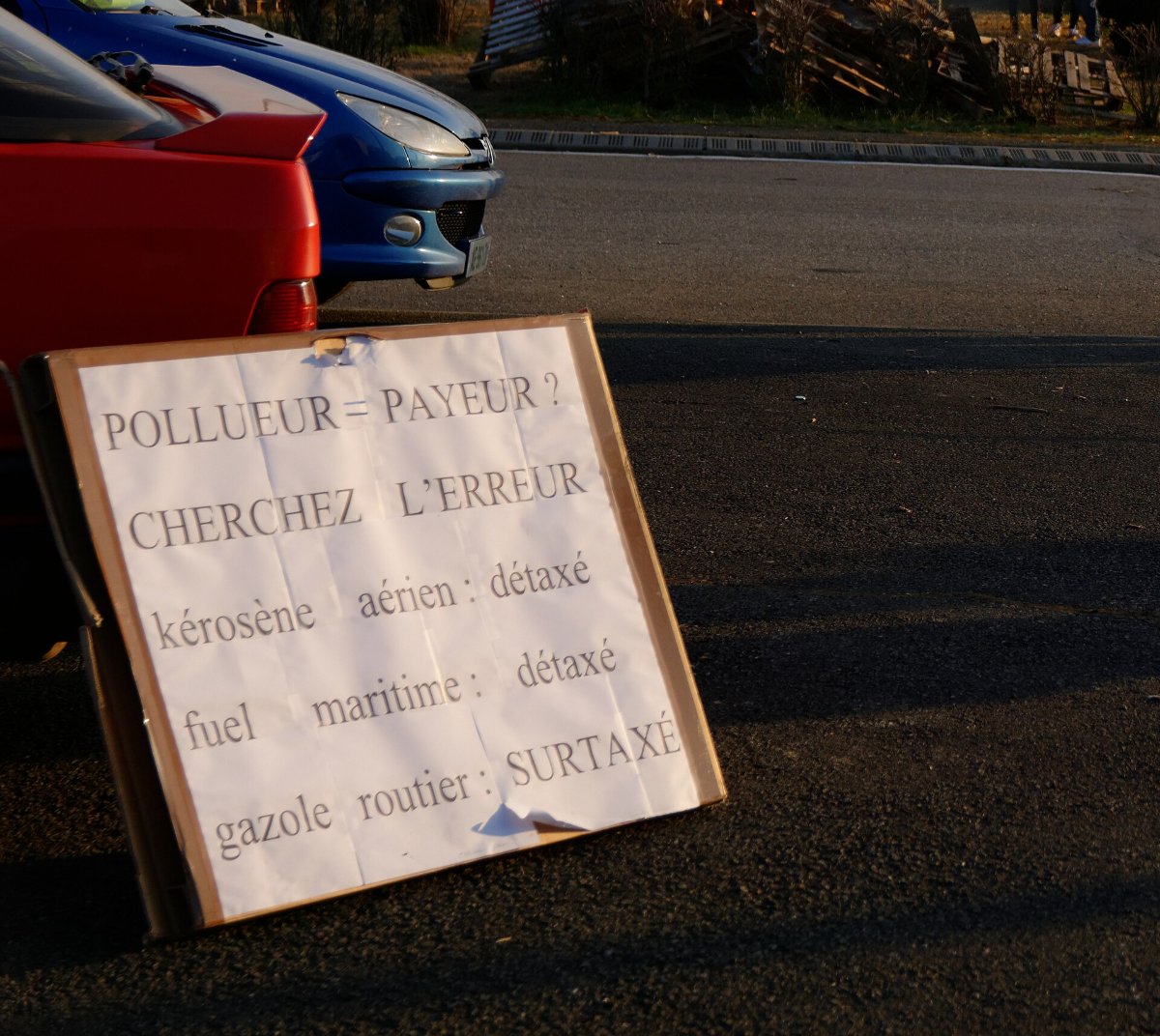 Pancarte « POLLUEUR = PAYEUR ? CHERCHEZ L'ERREUR kérosène aérien : détaxé fuel maritime : détaxé gazole routier : SURTAXÉ », Andelnans (90), 18 novembre 2018