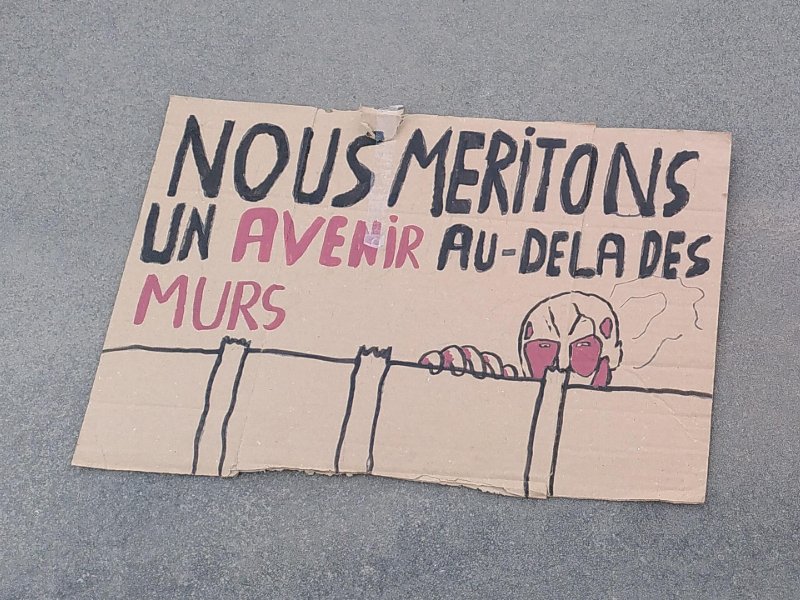Pancarte « NOUS MERITONS UN AVENIR AU-DELA DES MURS », Nancy (54), 17 octobre 2026