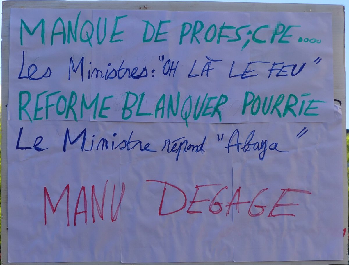 Pancarte « MANQUE DE PROFS;CPE.... Les Ministres : "OH LÀ LE FEU" REFORME BLANQUER POURRIE Le Ministre répond "Abaya" MANU DEGAGE », Belfort (90), 6 octobre 2026