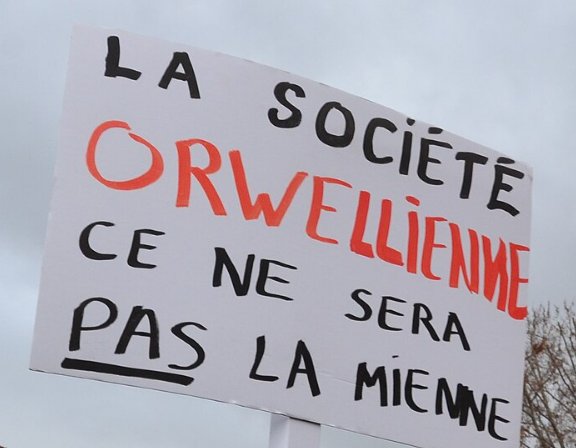 Pancarte « LA SOCIÉTÉ ORWELLIENNE CE NE SERA PAS LA MIENNE », Paris (75), 30 janvier 2021