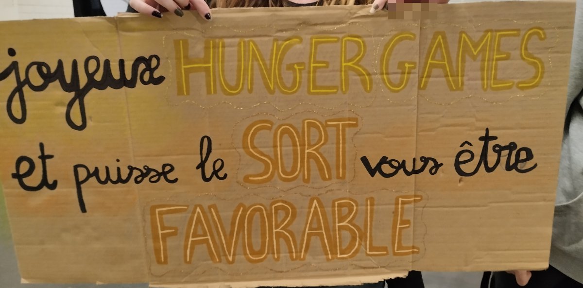 Pancarte « JOYEUX HUNGER GAMES ET PUISSE LE SORT VOUS ÊTRE FAVORABLE », Paris (75), 17 octobre 2026