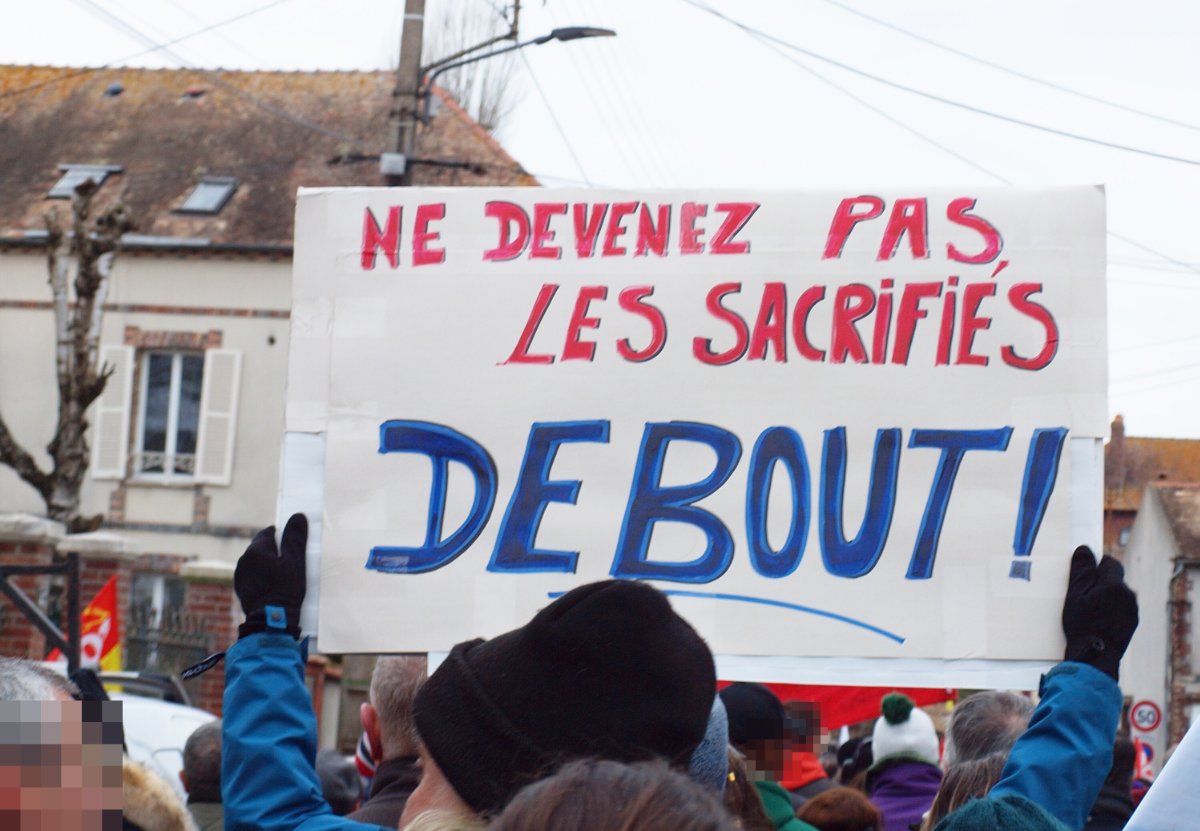 Pancarte « NE DEVENEZ PAS LES SACRIFIÉS DEBOUT! », Sens (89), 7 mars 2023