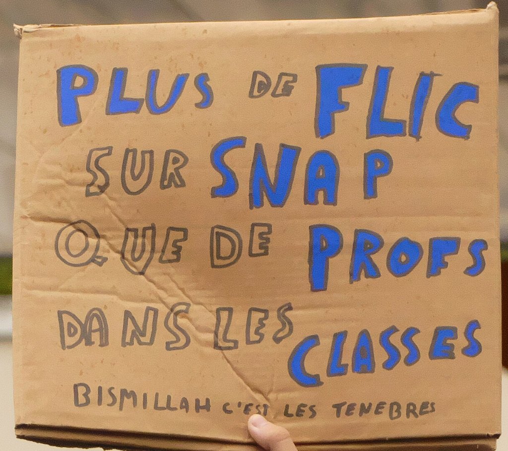 Pancarte « PLUS DE FLIC SUR SNAP QUE DE PROFS DANS LES CLASSES BISMILLAH C'EST LES TENEBRES », Belfort (90), 17 octobre 2026