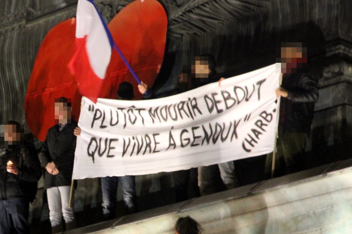 Pancarte « "PLUTÔT MOURIR DEBOUT QUE VIVRE À GENOUX" CHARB. », Paris (75), 11 janvier 2015