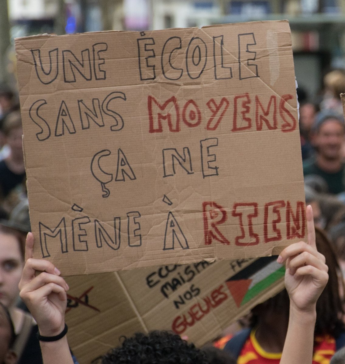 Pancarte « UNE ÉCOLE SANS MOYENS ÇA NE MÈNE À RIEN », Paris (75), 6 octobre 2026
