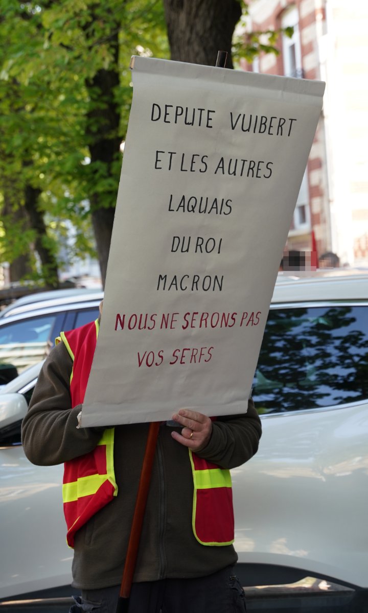 Pancarte « DEPUTE VUIBERT ET LES AUTRES LAQUAIS DU ROI MACRON NOUS NE SERONS PAS VOS SERFS », Reims (51), 1 mai 2023