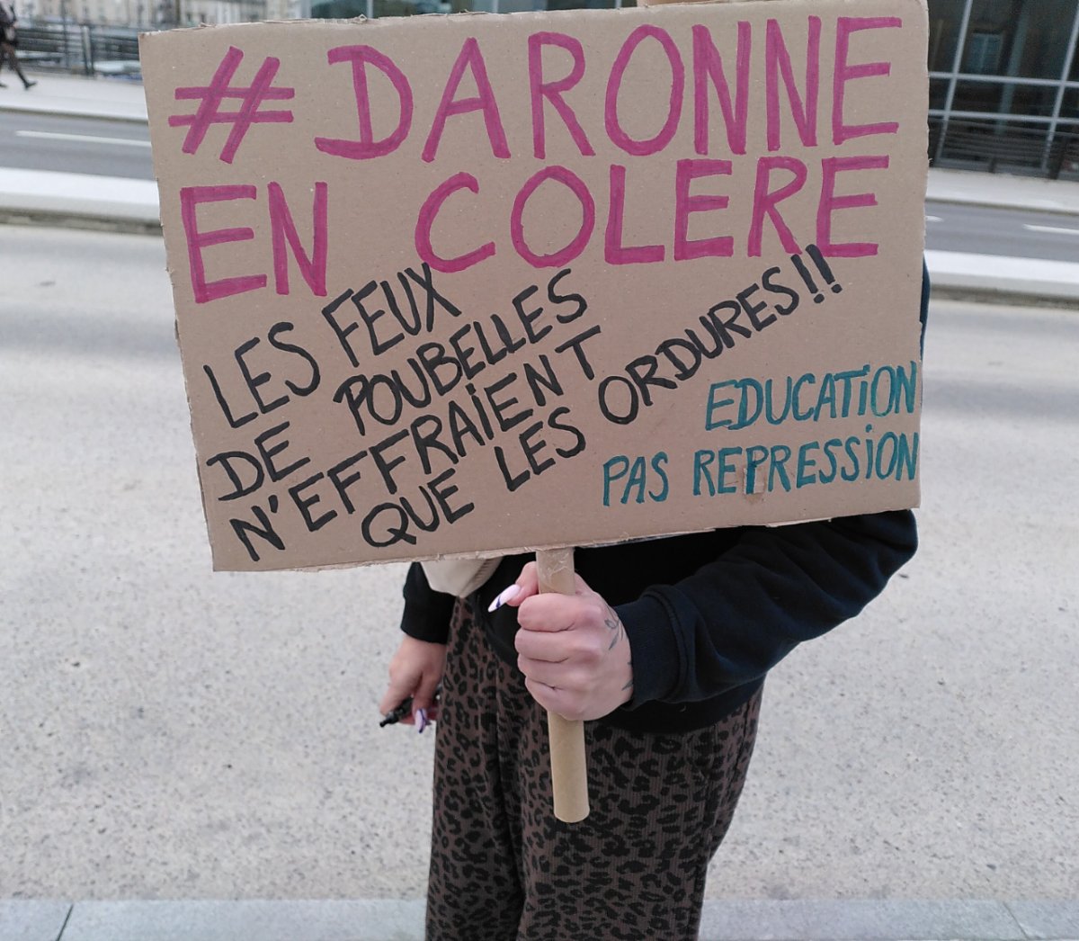 Pancarte « #DARONNE EN COLERE LES FEUX DE POUBELLES N'EFFRAIENT QUE LES ORDURES!! EDUCATION PAS REPRESSION », Nancy (54), 17 octobre 2026