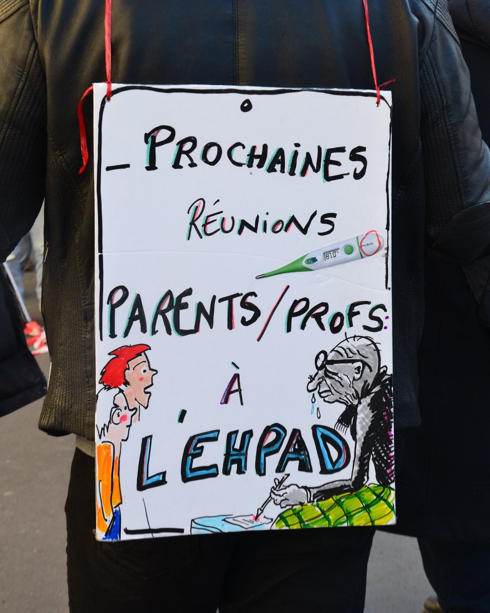 Pancarte « PROCHAINES RÉUNIONS PARENTS/PROFS: À L'EHPAD », Paris (75), 6 février 2020