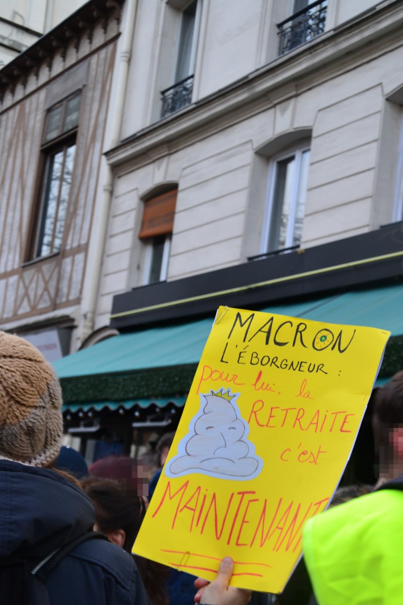 Pancarte « MACRON L'ÉBORGNEUR : pour lui, la RETRAITE c'est MAINTENANT », Paris (75), 11 janvier 2020