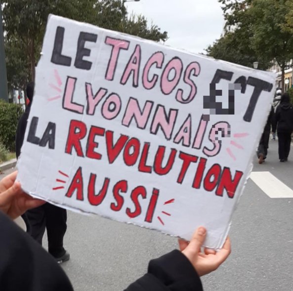Pancarte « Le tacos est lyonnais La révolution aussi », Lyon (69), 17 octobre 2026