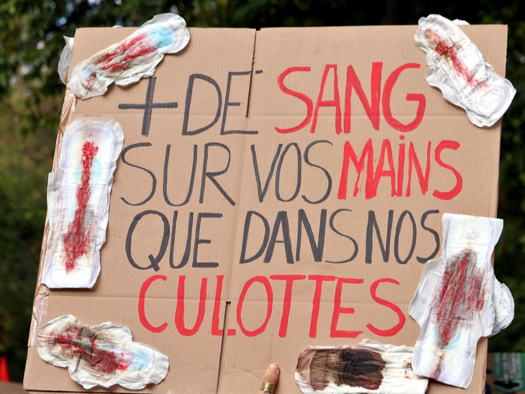 Pancarte « + DE SANG SUR VOS MAINS QUE DANS NOS CULOTTES », Paris (75), 17 octobre 2026