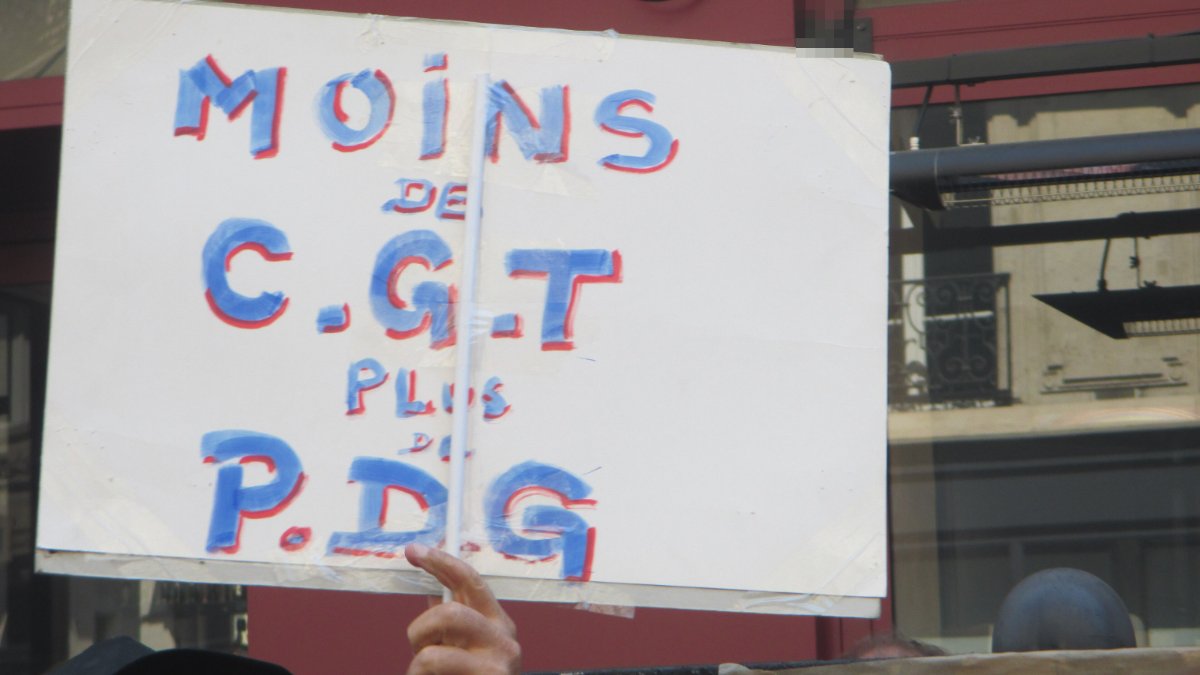 Pancarte « Moins de C.G.T plus de P.D.G », Paris (75), 5 mai 2018