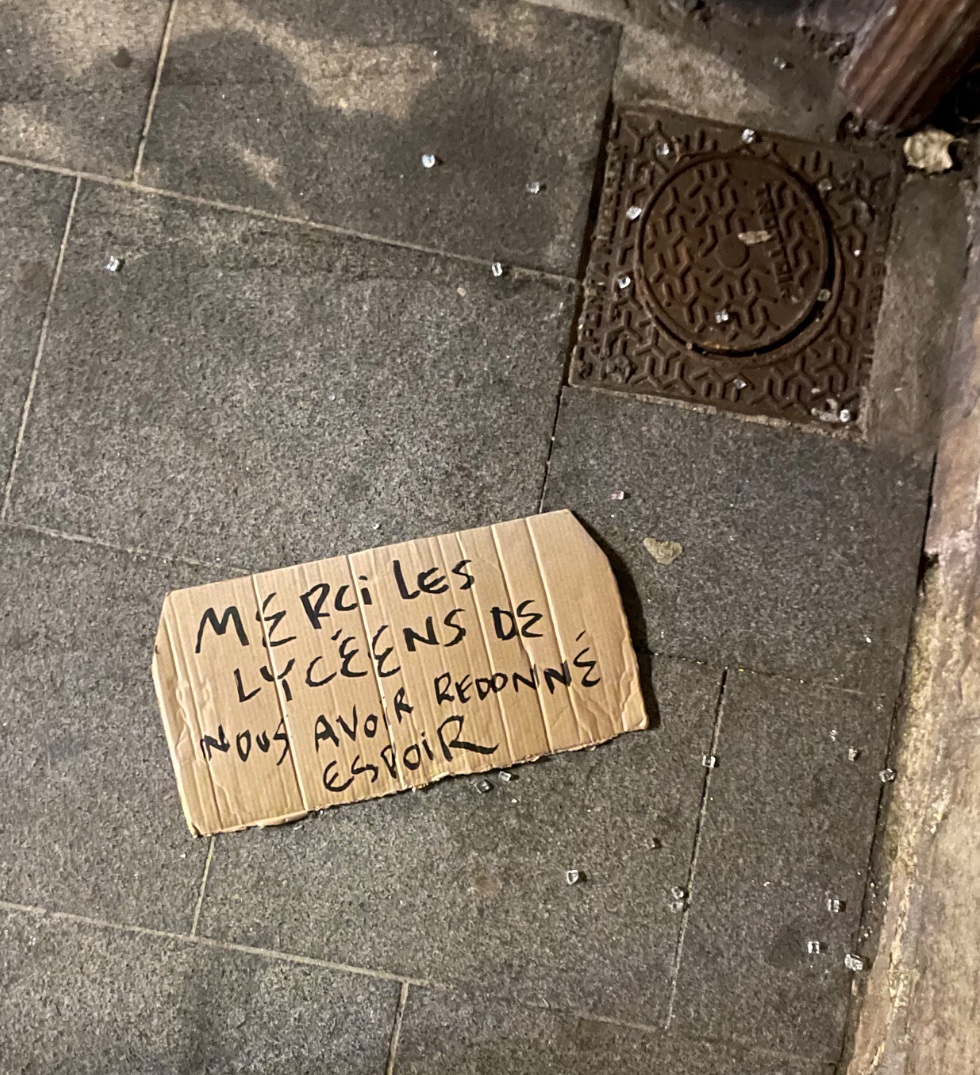 Pancarte « Merci les lycéens de nous avoir redonné espoir », Bordeaux (33), 17 octobre 2026