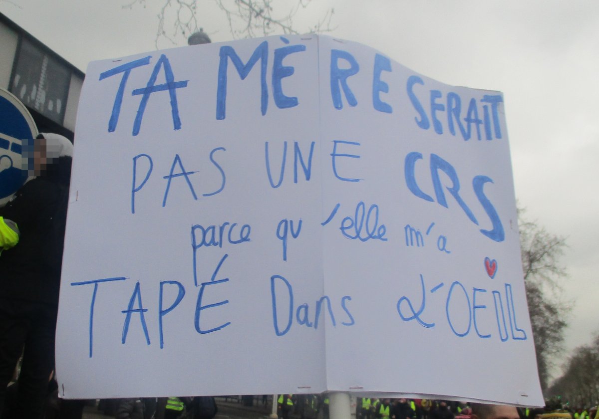 Pancarte « TA MÈRE SERAIT PAS UNE CRS parce qu'elle m'a TAPÉ Dans L'OEIL », Paris (75), 2 février 2019