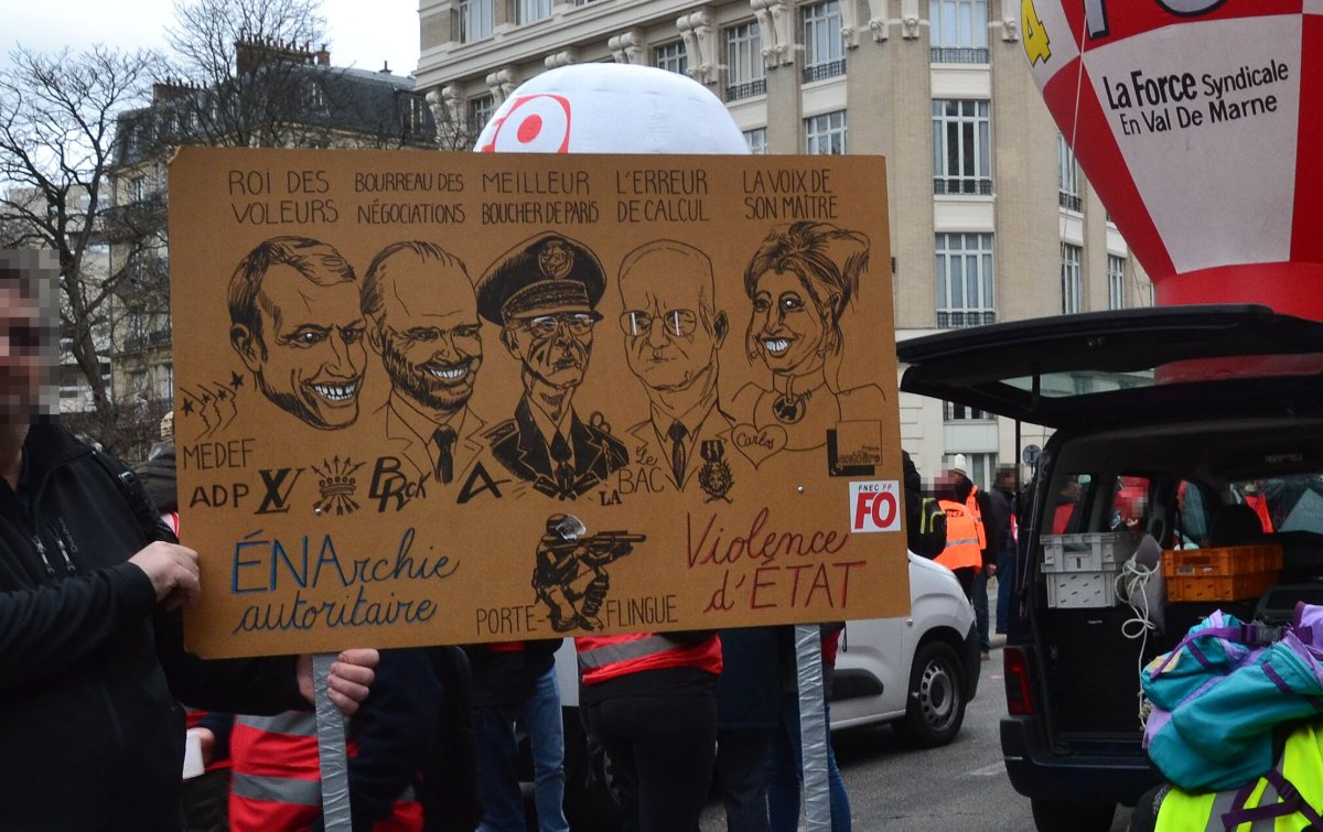 Pancarte « ROI DES VOLEURS BOURREAU DES NÉGOCIATIONS MEILLEUR BOUCHER DE PARIS L'ERREUR DE CALCUL LA VOIX DE SON MAÎTRE ÉNArchie a… », Paris (75), 20 février 2020