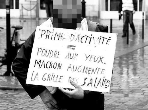 Pancarte « PRIME D'ACTIVITÉ = POUDRE AUX YEUX. MACRON AUGMENTE LA GRILLE DES SALAIRES », Bordeaux (33), 15 décembre 2018