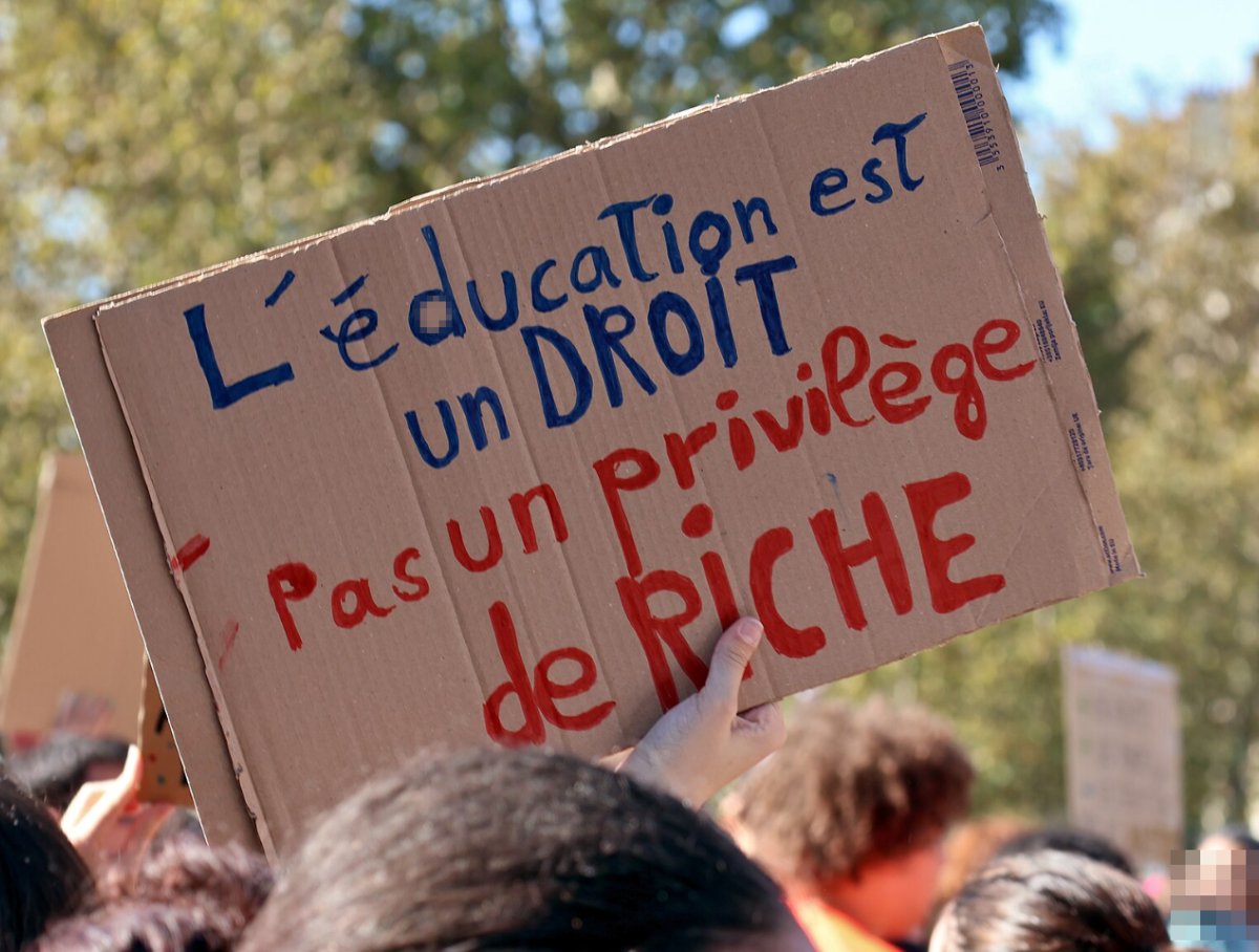 Pancarte « L'éducation est un DROIT Pas un privilège de RICHE », Paris (75), 6 octobre 2026