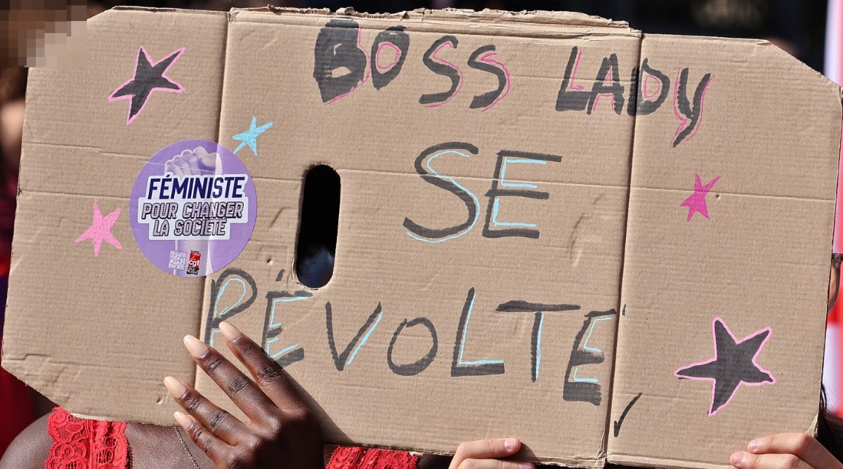 Pancarte « BOSS LADY SE RÉVOLTE », Paris (75), 6 octobre 2026