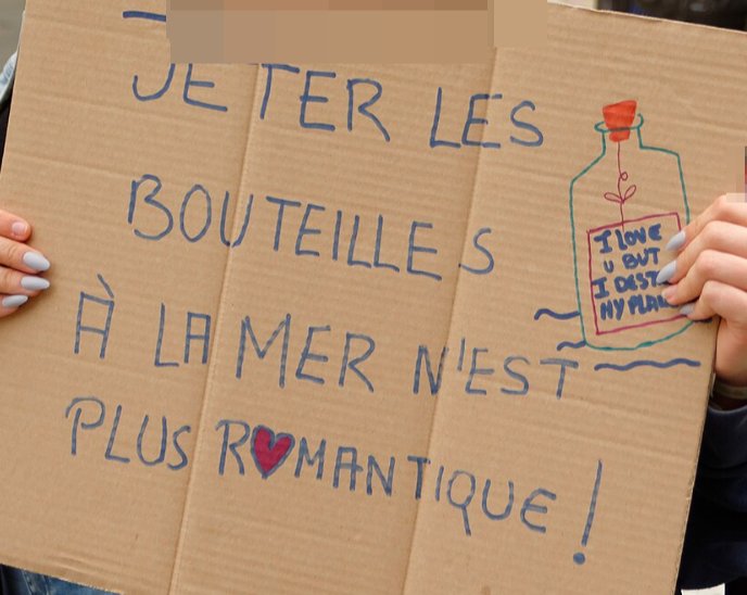 Pancarte « JETER LES BOUTEILLES À LA MER N'EST PLUS ROMANTIQUE ! », Belfort (90), 12 avril 2019