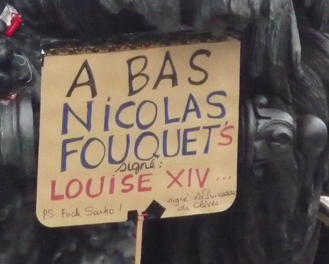 Pancarte « A BAS NICOLAS FOUQUET'S signé : LOUISE XIV ... PS. Fuck Sarko ! signé : La Princesse de Clèves », Paris (75), 2 octobre 2010