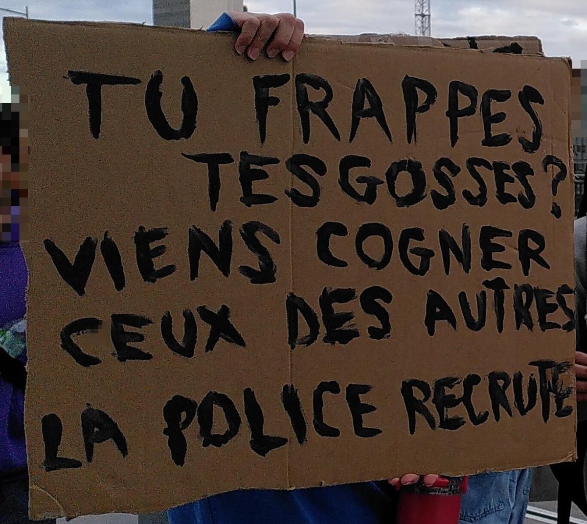 Pancarte « TU FRAPPES TES GOSSES? VIENS COGNER CEUX DES AUTRES LA POLICE RECRUTE », Nancy (54), 17 octobre 2026