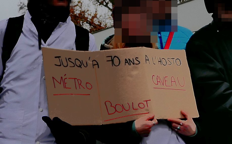 Pancarte « JUSQU'À 70 ANS À L'HOSTO MÉTRO BOULOT CAVEAU », Paris (75), 5 décembre 2019