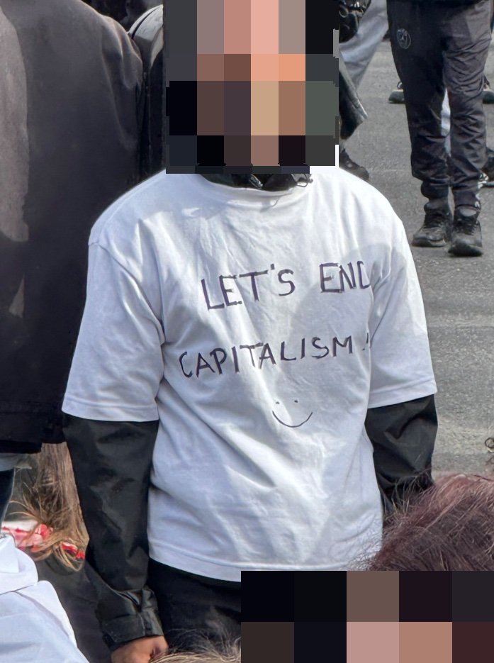 Pancarte « Let’s end capitalism », Paris (75), 17 octobre 2026