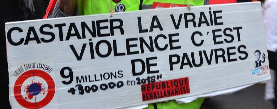 Pancarte « CASTANER LA VRAIE VIOLENCE C'EST DE PAUVRES 9 MILLIONS +300000 en 2018 », Paris (75), 17 décembre 2019
