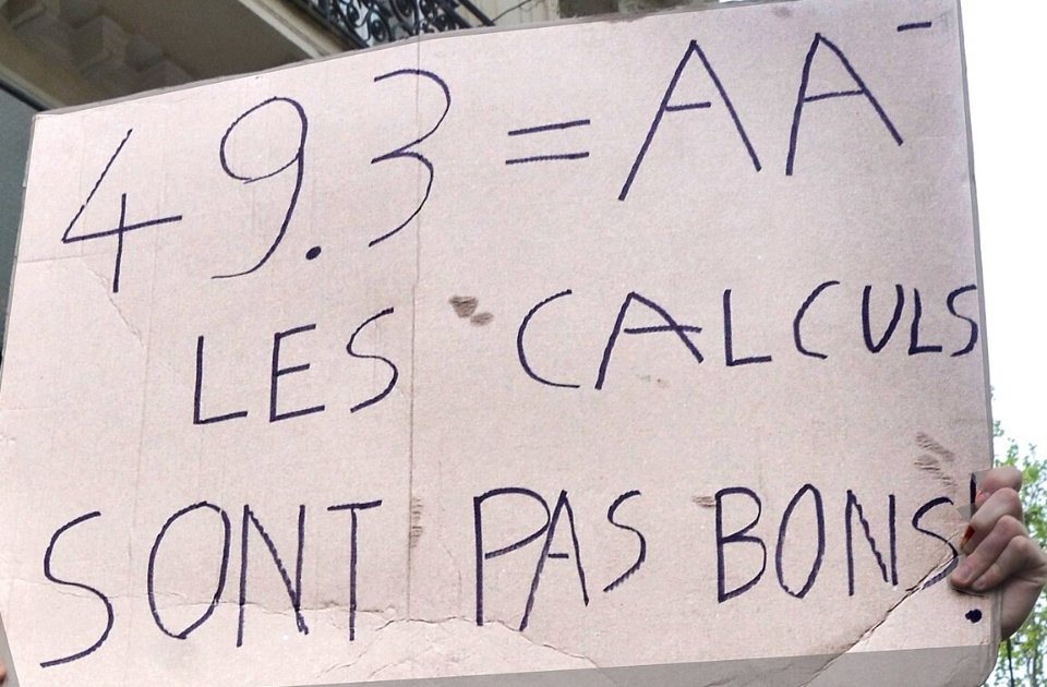 Pancarte « 49.3 = AA- LES CALCULS SONT PAS BONS ! », Paris (75), 1 mai 2023