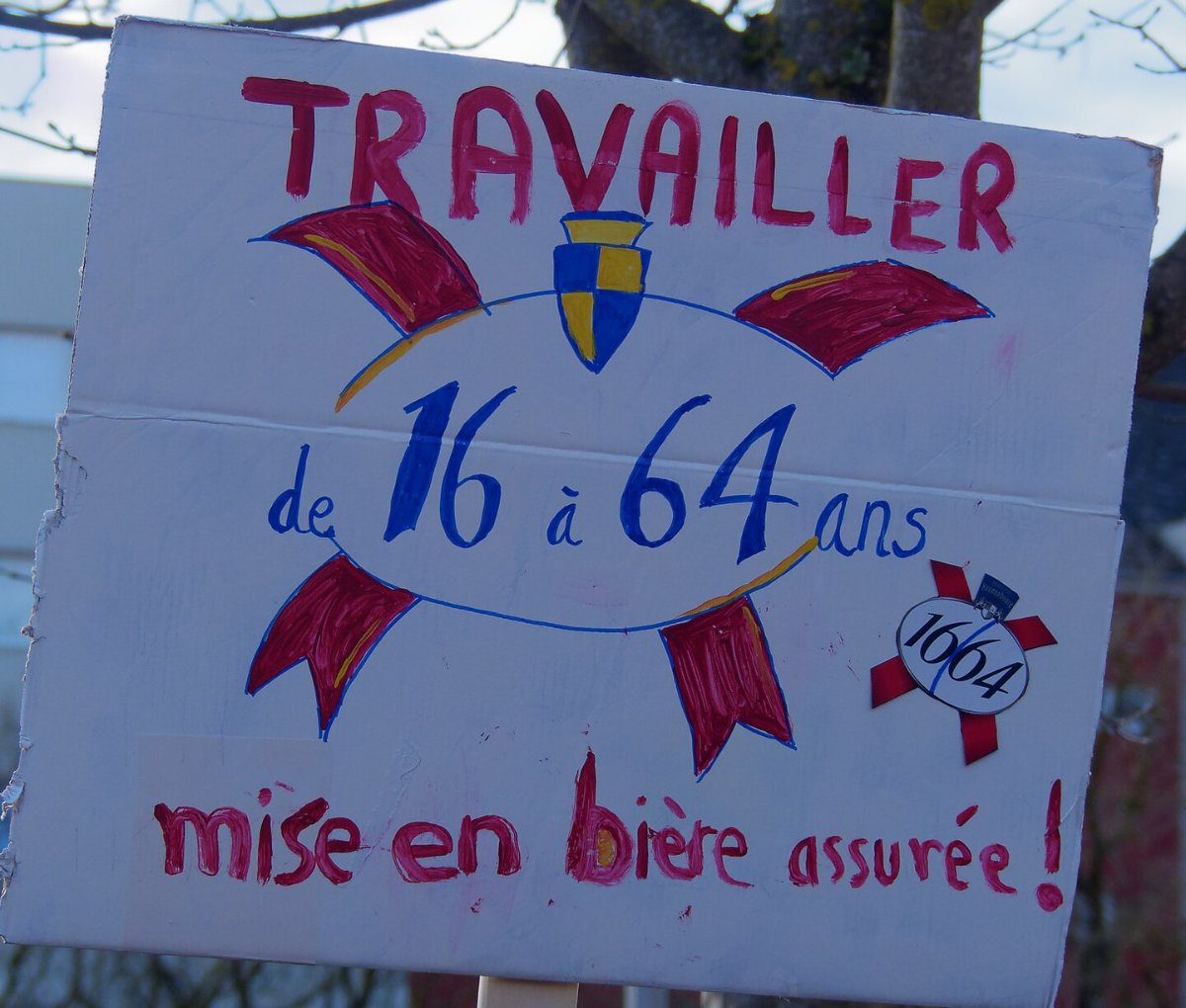 Pancarte « TRAVAILLER de 16 à 64 ans mise en bière assurée ! », Belfort (90), 15 mars 2023