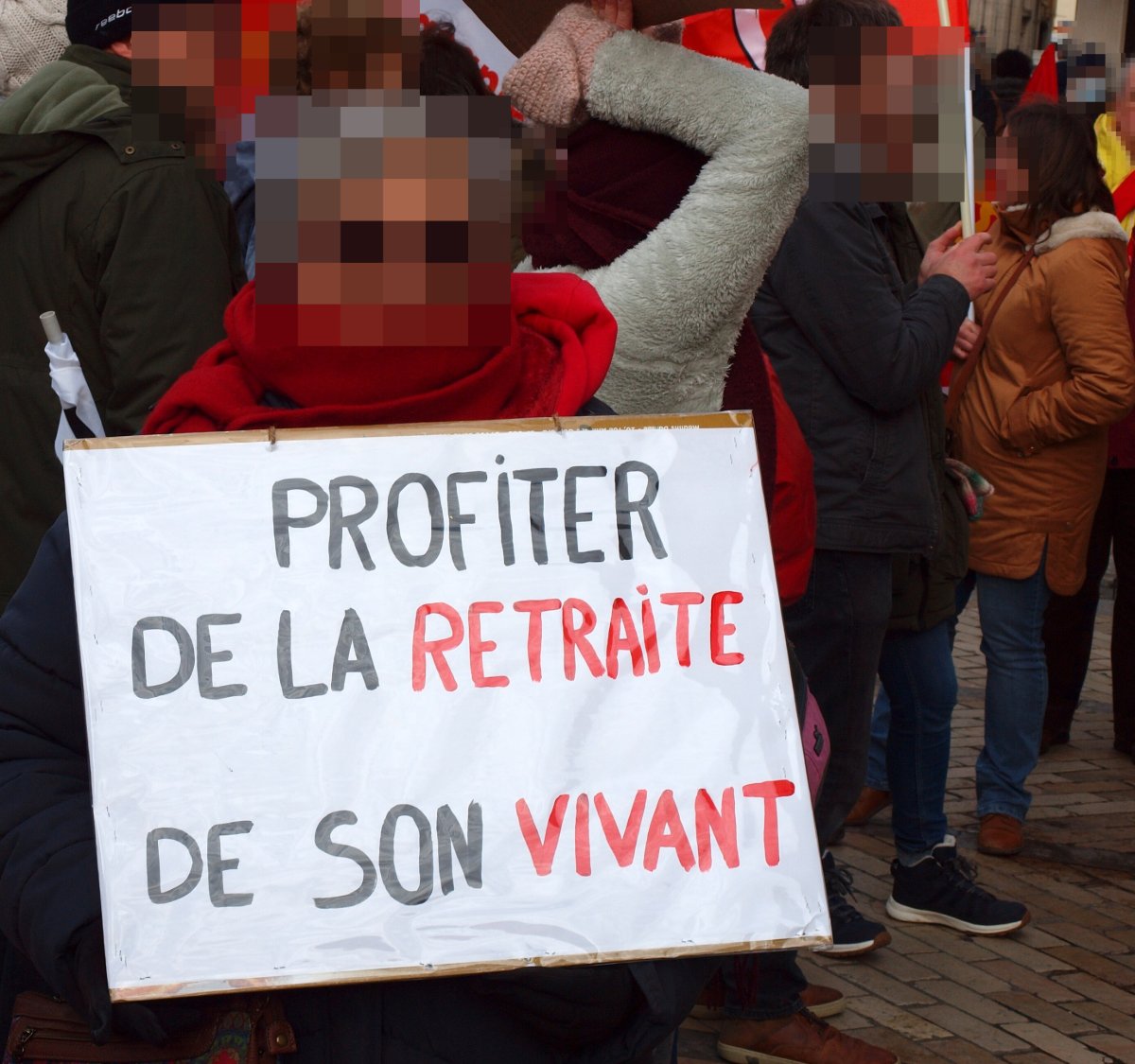 Pancarte « PROFITER DE LA RETRAITE DE SON VIVANT », Sens (89), 31 janvier 2023